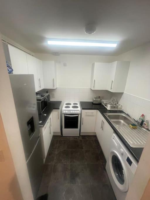 Lovely Spacious Entire 1 Bedroom Apartment - New Management London Exteriör bild
